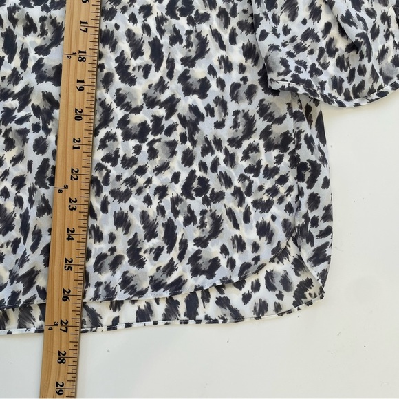 NYDJ Women's White Black Gray Leopard Cheetah V-neck Print Flowy Blouse Size 2X - Picture 7 of 7